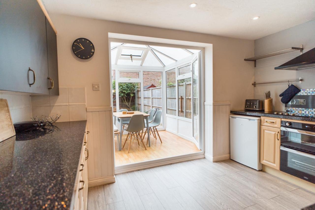 Beautiful Town House With Private Garden And Patio Villa Canford Magna Exteriör bild