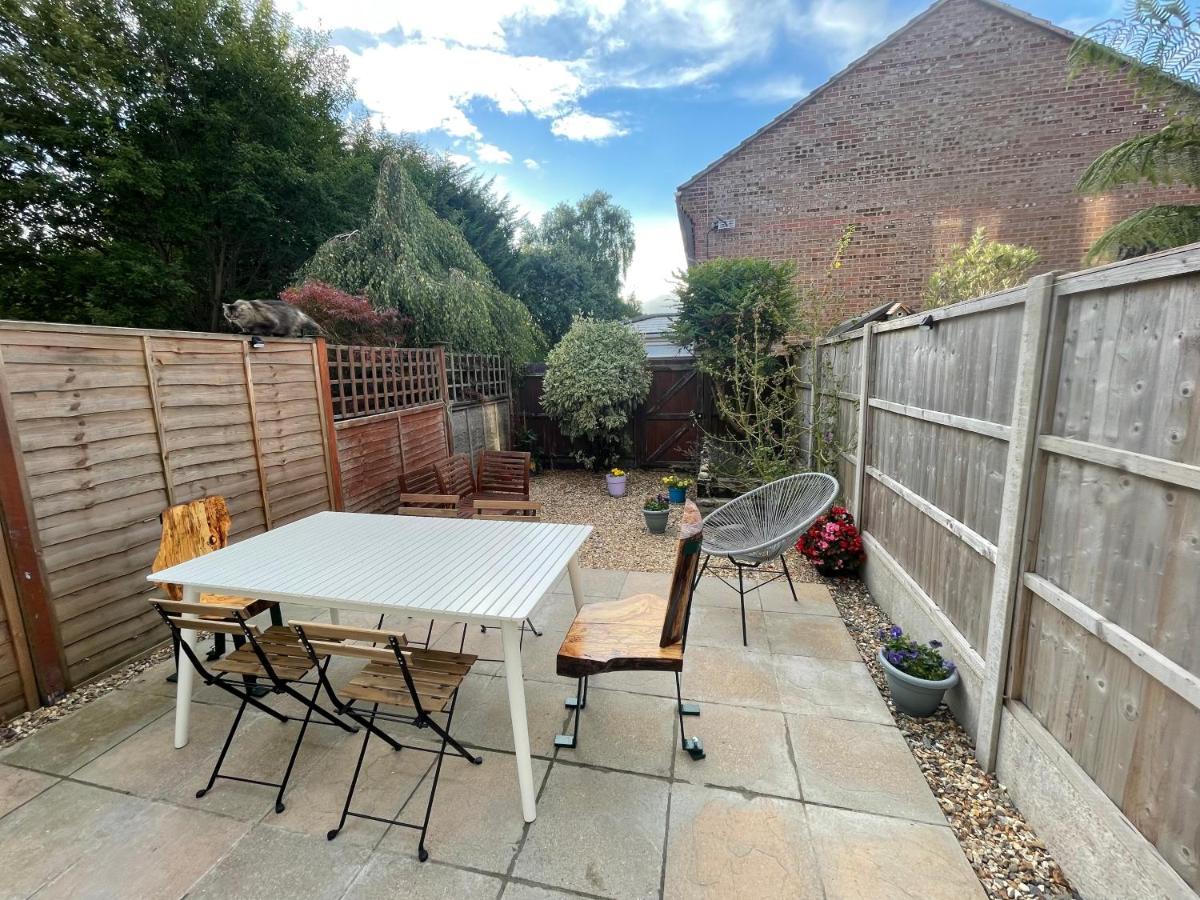 Beautiful Town House With Private Garden And Patio Villa Canford Magna Exteriör bild